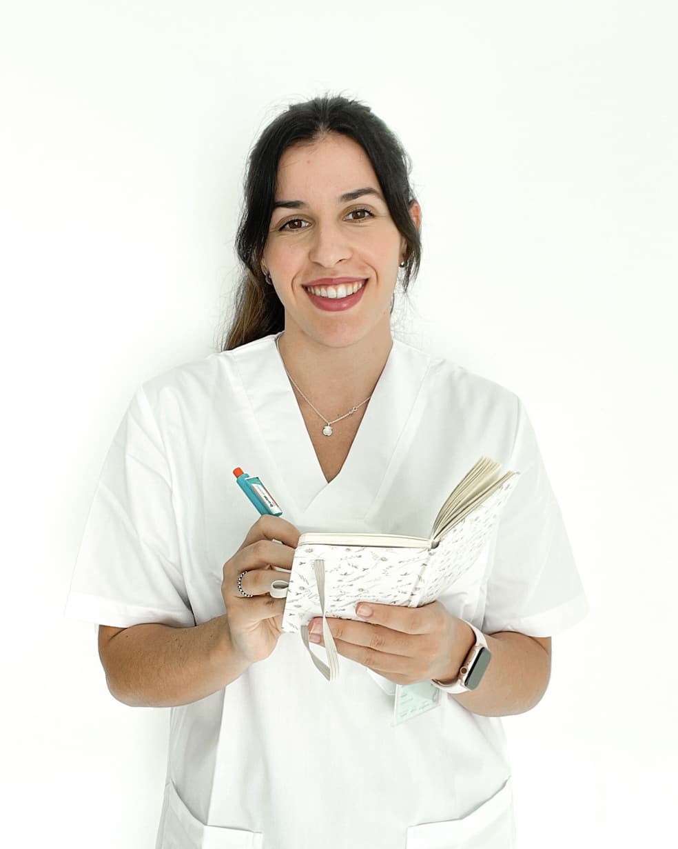 Enfermeira Filipa fardada que ilustra o apoio académico de enfermagem na Mentoria de Estágio