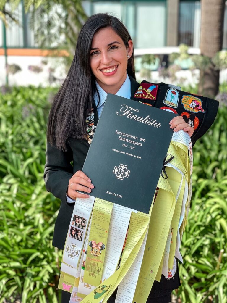 Filipa no dia em que se licenciou oficialmente e que marca o início da história do Guia de Enfermagem