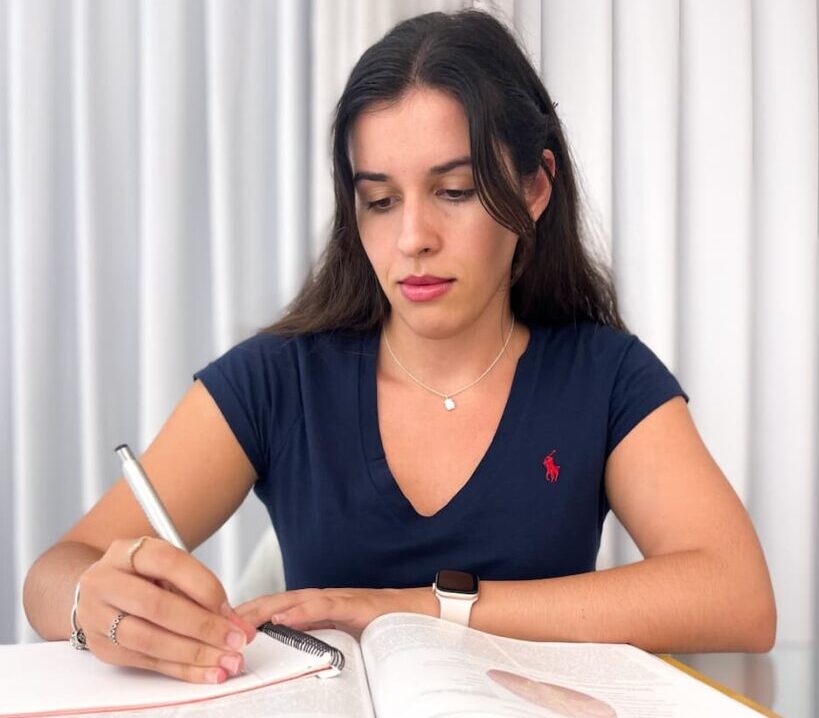 Enfermeira Filipa a dar explicações de enfermagem.